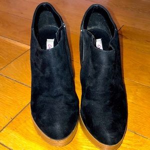 Loved but still has potential! Black booties w/zip